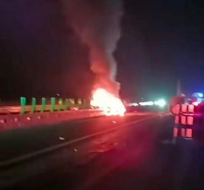 火球 三女生活活烧死！家属哭诉：车门打不开j9九游会真人第一品牌小米SU7高速上撞成(图3)